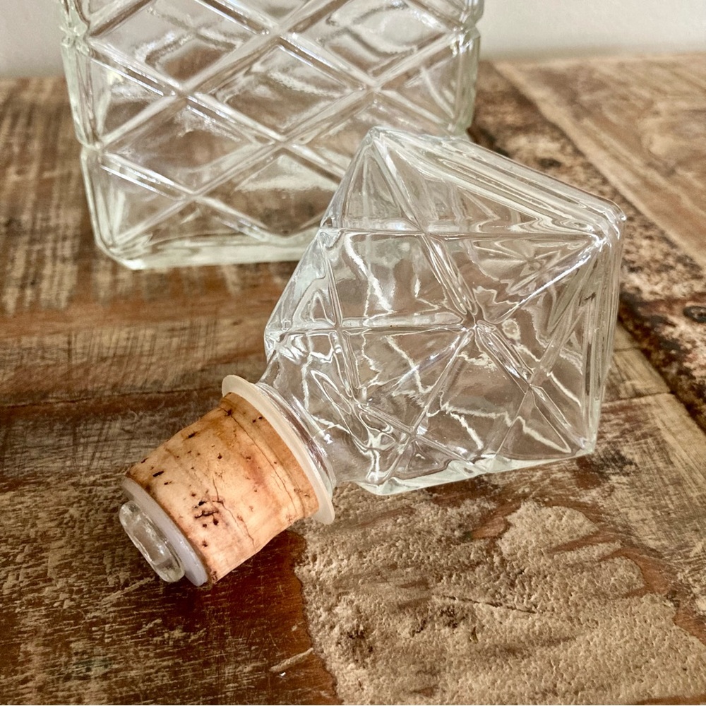 Mid-Century Glass Decanter with Diamond Pattern - Picture 5 of 14